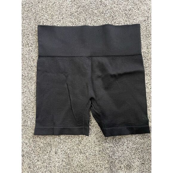 ❤️Colsie Biker Ribbed Shorts Lg - Picture 1 of 3